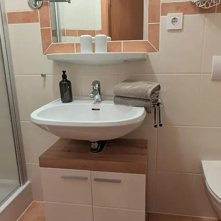 Schade Apartment *